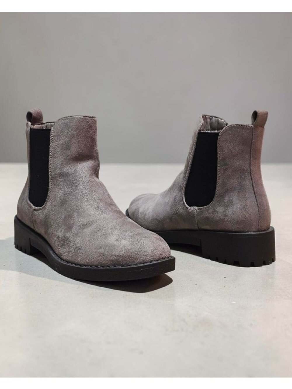 Gray Suede Chelsea Boots With Elastic Side Panels & Lug Sole Womens Size 6 - Picture 12 of 13